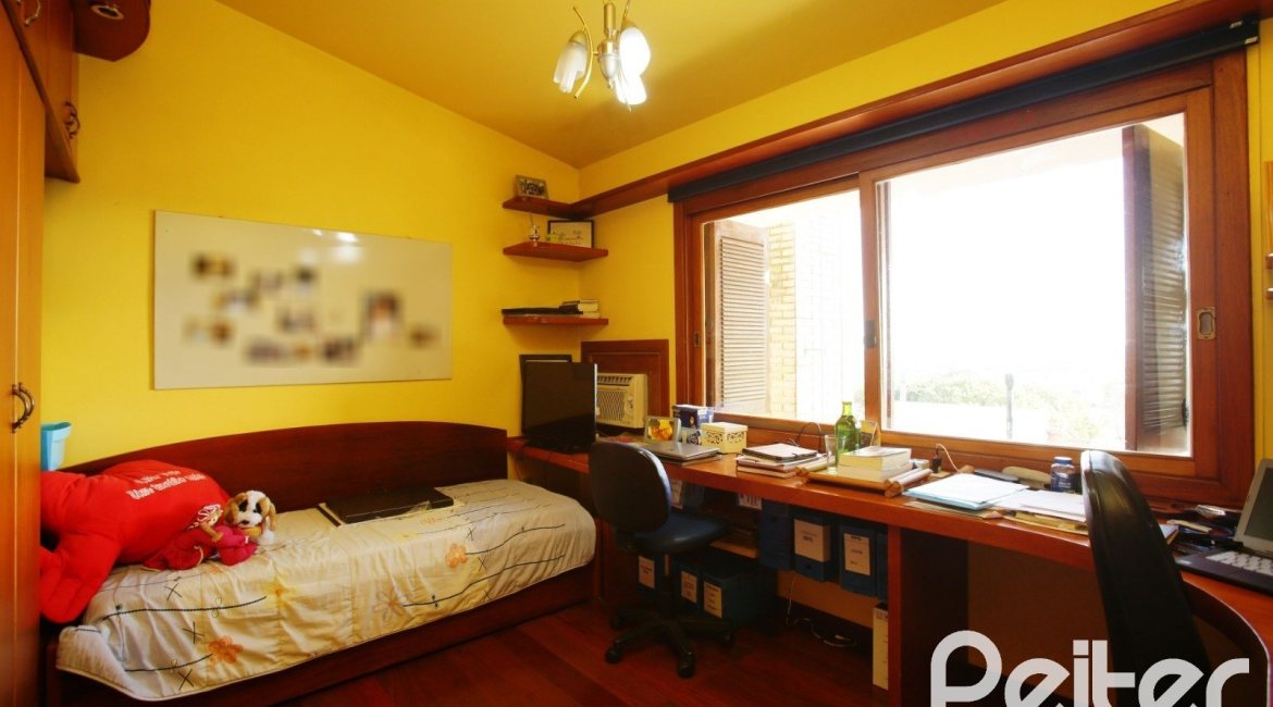 Casa à venda com 362m², 4 dormitórios, 1 suíte, 2 vagas, no bairro Nonoai em Porto Alegre