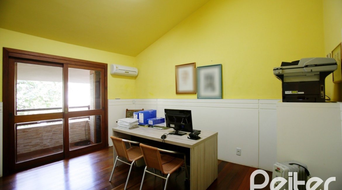 Casa à venda com 362m², 4 dormitórios, 1 suíte, 2 vagas, no bairro Nonoai em Porto Alegre