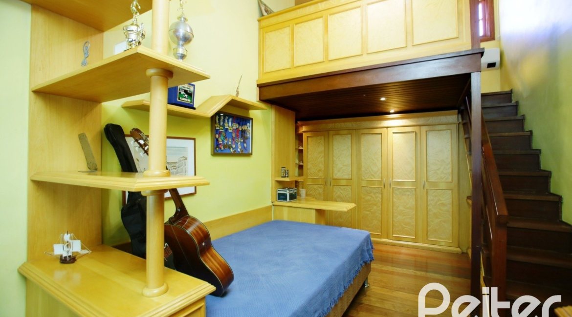 Casa à venda com 362m², 4 dormitórios, 1 suíte, 2 vagas, no bairro Nonoai em Porto Alegre