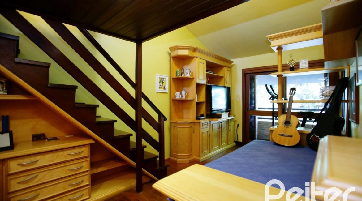 Casa à venda com 362m², 4 dormitórios, 1 suíte, 2 vagas, no bairro Nonoai em Porto Alegre