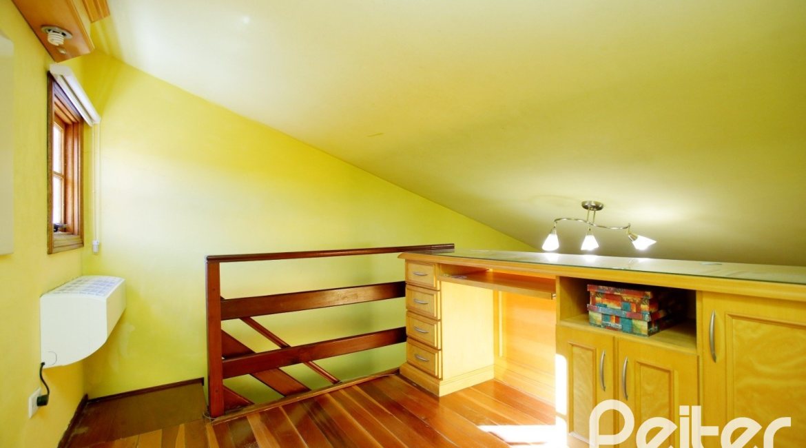 Casa à venda com 362m², 4 dormitórios, 1 suíte, 2 vagas, no bairro Nonoai em Porto Alegre