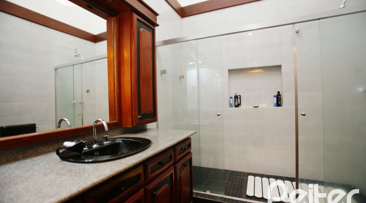 Casa à venda com 362m², 4 dormitórios, 1 suíte, 2 vagas, no bairro Nonoai em Porto Alegre