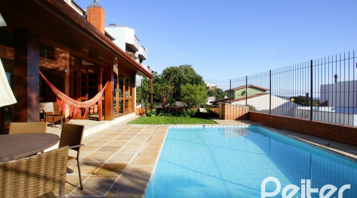 Casa à venda com 362m², 4 dormitórios, 1 suíte, 2 vagas, no bairro Nonoai em Porto Alegre