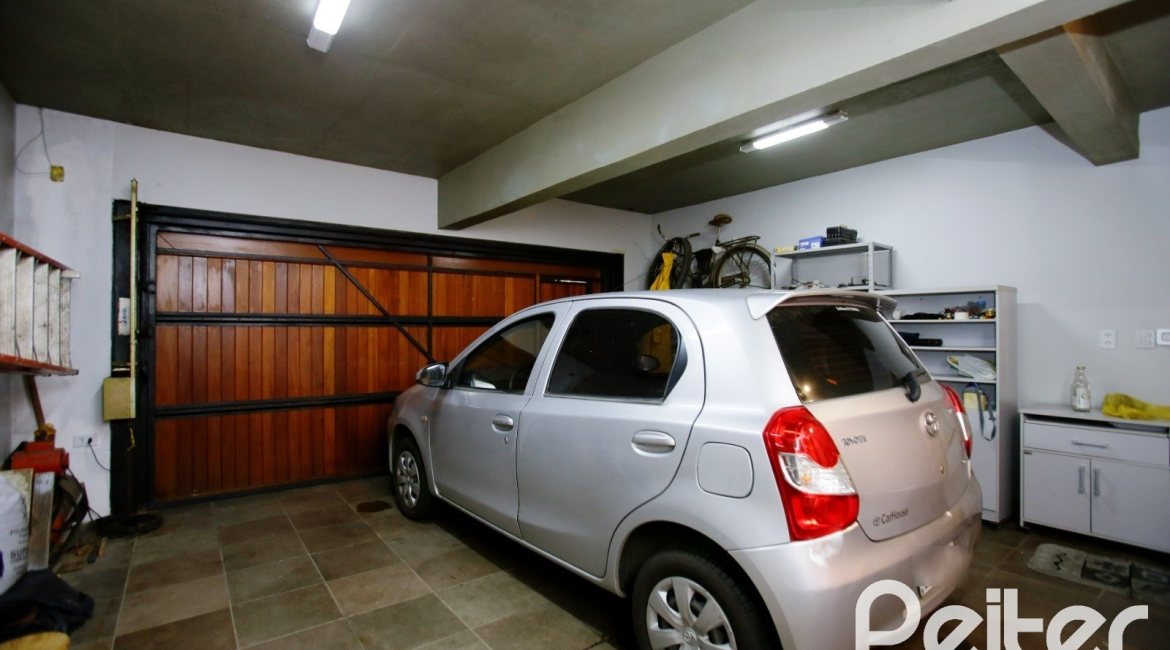 Casa à venda com 362m², 4 dormitórios, 1 suíte, 2 vagas, no bairro Nonoai em Porto Alegre