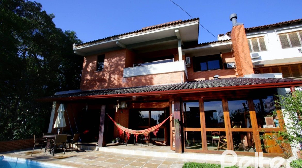 Casa à venda com 362m², 4 dormitórios, 1 suíte, 2 vagas, no bairro Nonoai em Porto Alegre
