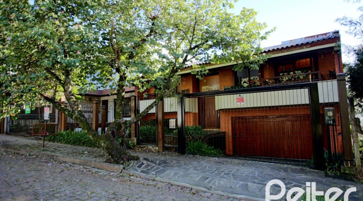 Casa à venda com 362m², 4 dormitórios, 1 suíte, 2 vagas, no bairro Nonoai em Porto Alegre