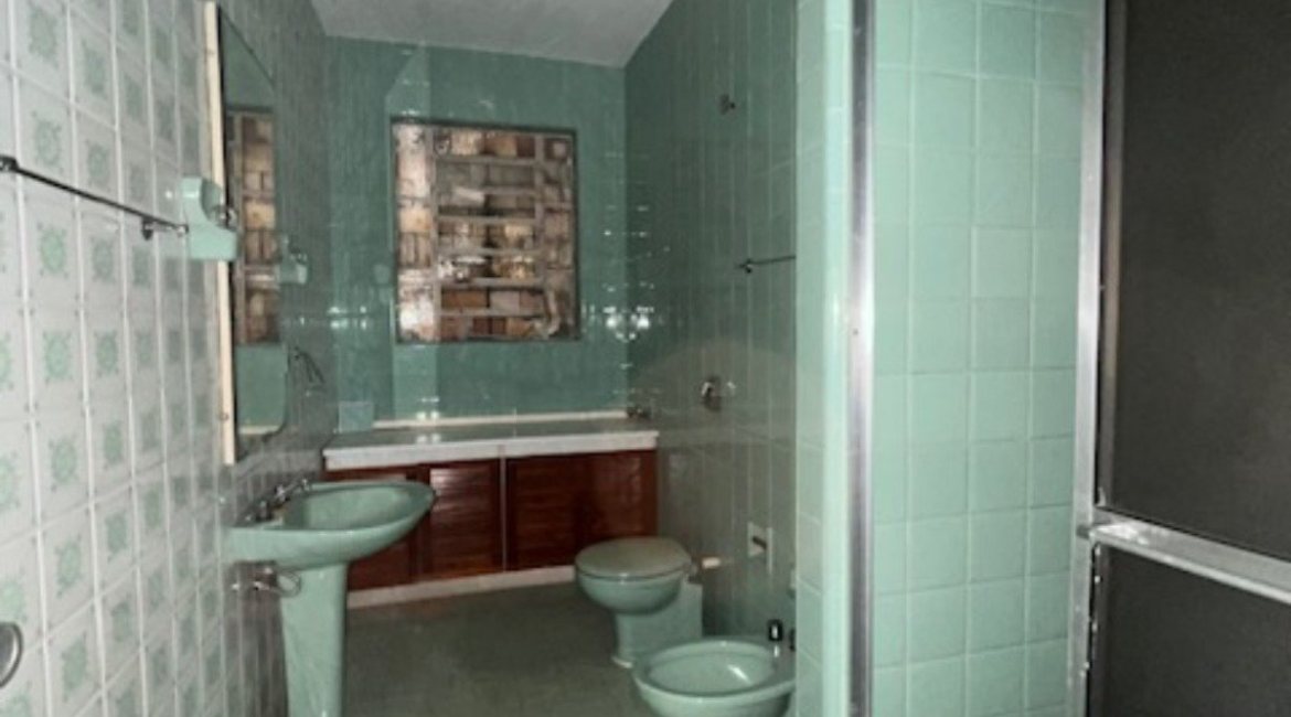 Casa à venda com 230m², 3 dormitórios, 1 suíte, 3 vagas, no bairro Tristeza em Porto Alegre