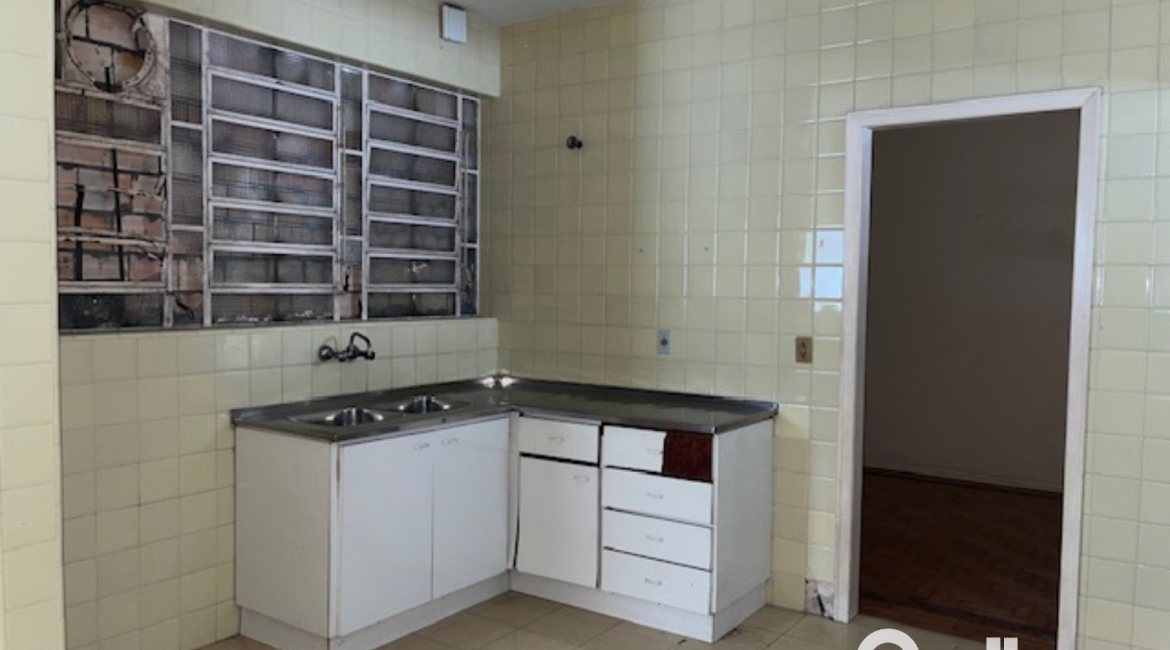 Casa à venda com 230m², 3 dormitórios, 1 suíte, 3 vagas, no bairro Tristeza em Porto Alegre