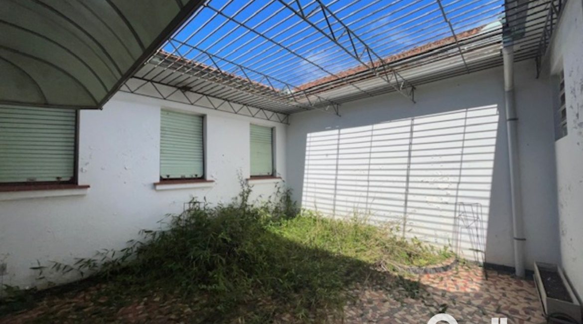 Casa à venda com 230m², 3 dormitórios, 1 suíte, 3 vagas, no bairro Tristeza em Porto Alegre