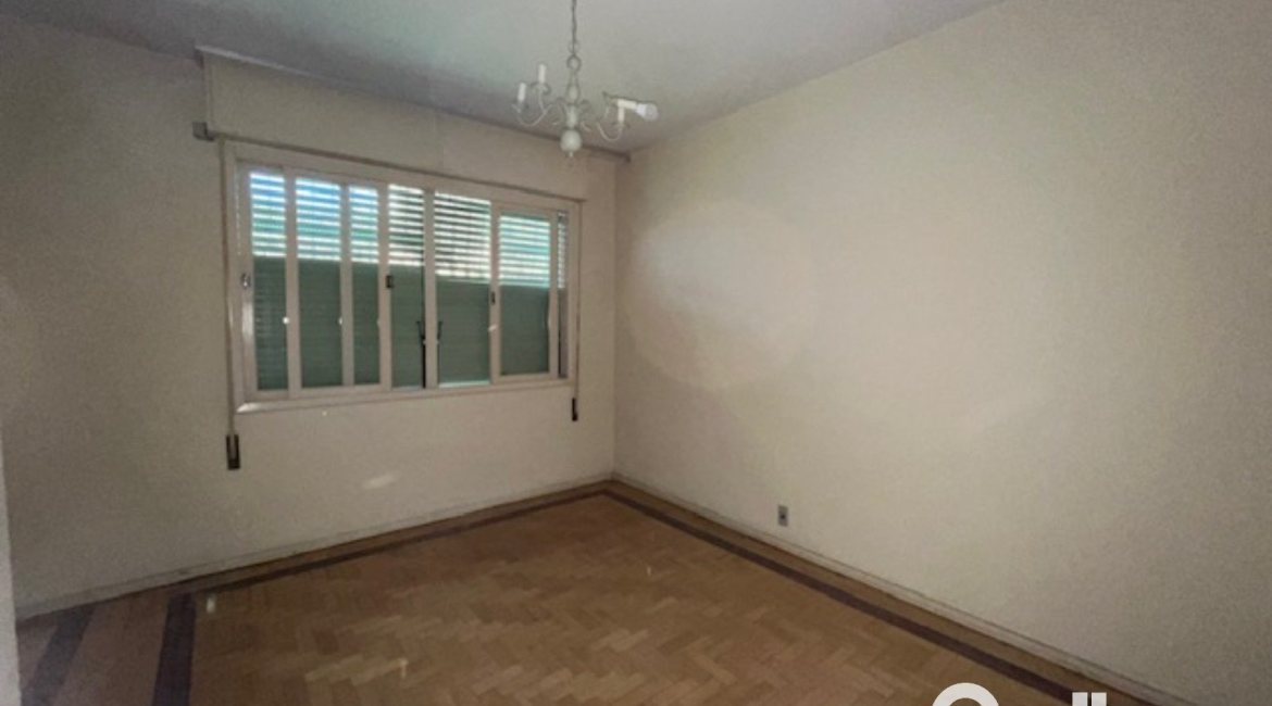 Casa à venda com 230m², 3 dormitórios, 1 suíte, 3 vagas, no bairro Tristeza em Porto Alegre