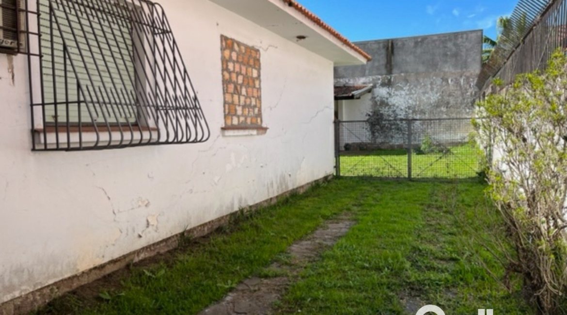 Casa à venda com 230m², 3 dormitórios, 1 suíte, 3 vagas, no bairro Tristeza em Porto Alegre