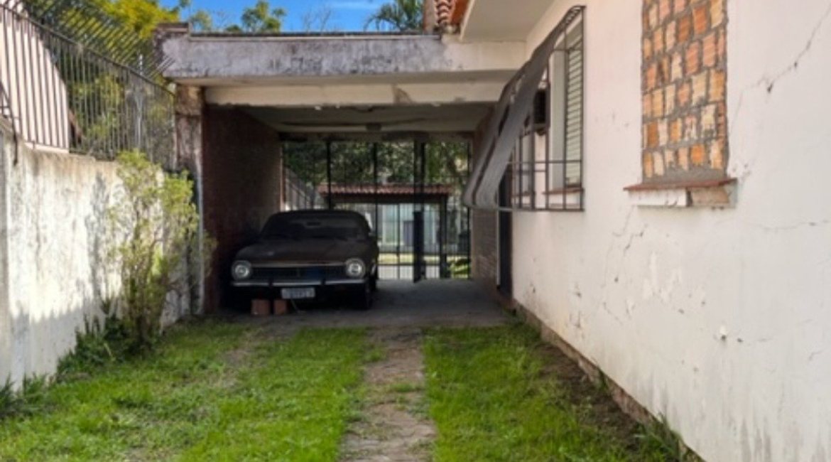 Casa à venda com 230m², 3 dormitórios, 1 suíte, 3 vagas, no bairro Tristeza em Porto Alegre