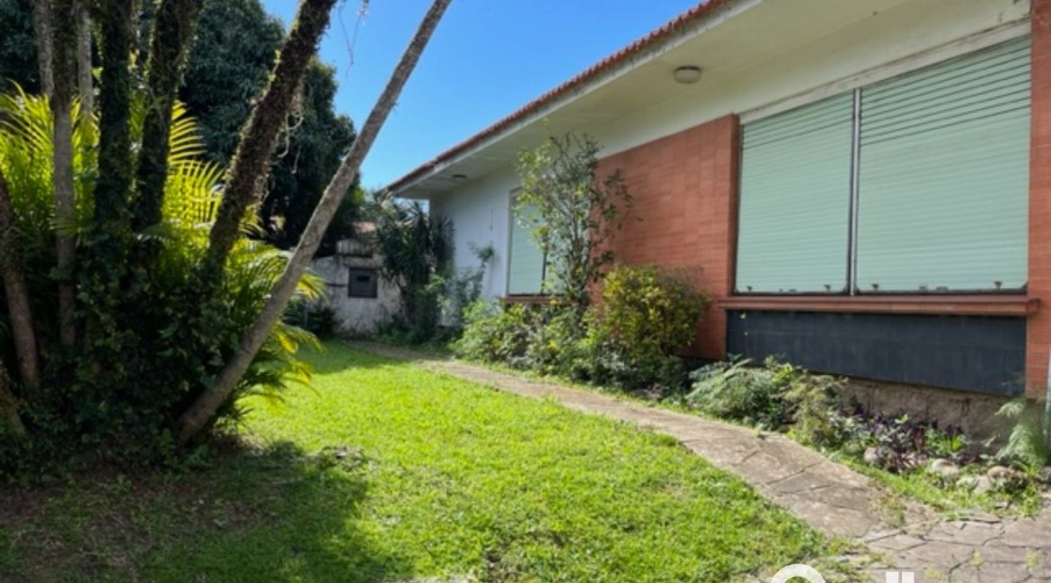 Casa à venda com 230m², 3 dormitórios, 1 suíte, 3 vagas, no bairro Tristeza em Porto Alegre