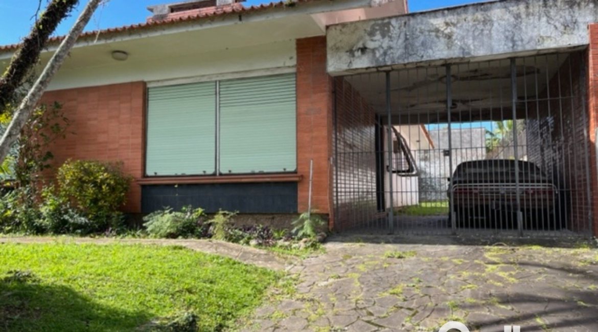 Casa à venda com 230m², 3 dormitórios, 1 suíte, 3 vagas, no bairro Tristeza em Porto Alegre