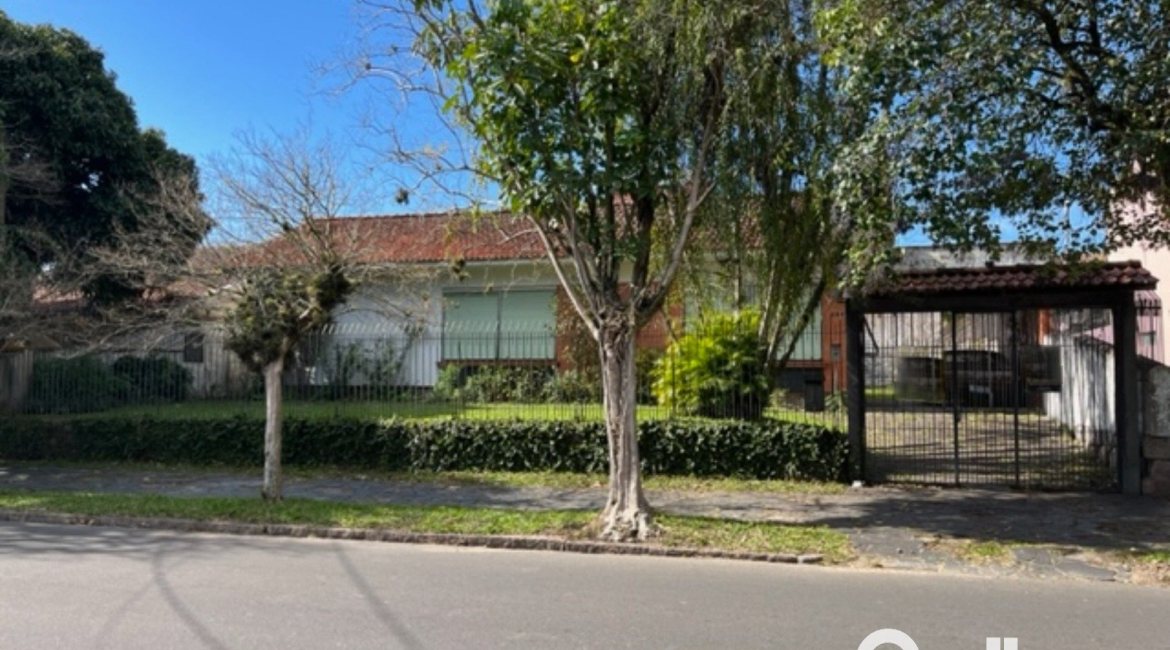 Casa à venda com 230m², 3 dormitórios, 1 suíte, 3 vagas, no bairro Tristeza em Porto Alegre