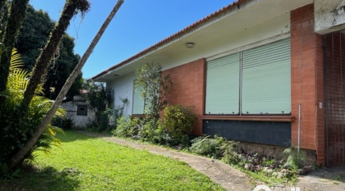 Casa à venda com 230m², 3 dormitórios, 1 suíte, 3 vagas, no bairro Tristeza em Porto Alegre