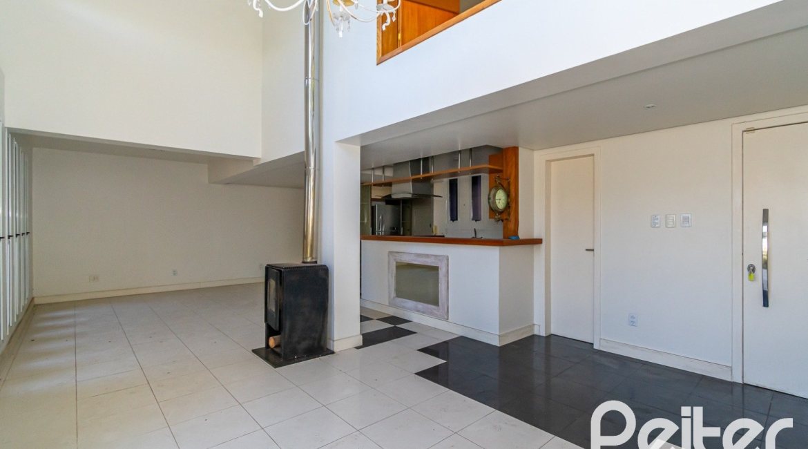 Casa à venda com 354m², 2 dormitórios, 2 suítes, 3 vagas, no bairro Sétimo Céu em Porto Alegre