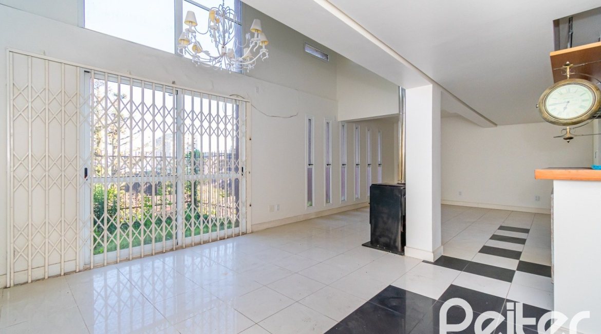 Casa à venda com 354m², 2 dormitórios, 2 suítes, 3 vagas, no bairro Sétimo Céu em Porto Alegre
