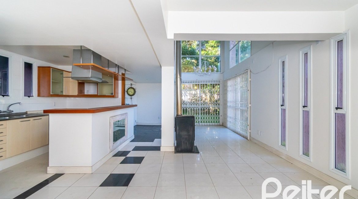 Casa à venda com 354m², 2 dormitórios, 2 suítes, 3 vagas, no bairro Sétimo Céu em Porto Alegre