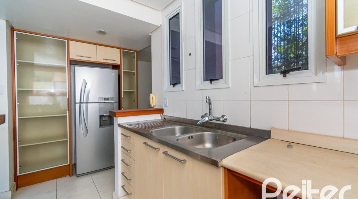 Casa à venda com 354m², 2 dormitórios, 2 suítes, 3 vagas, no bairro Sétimo Céu em Porto Alegre