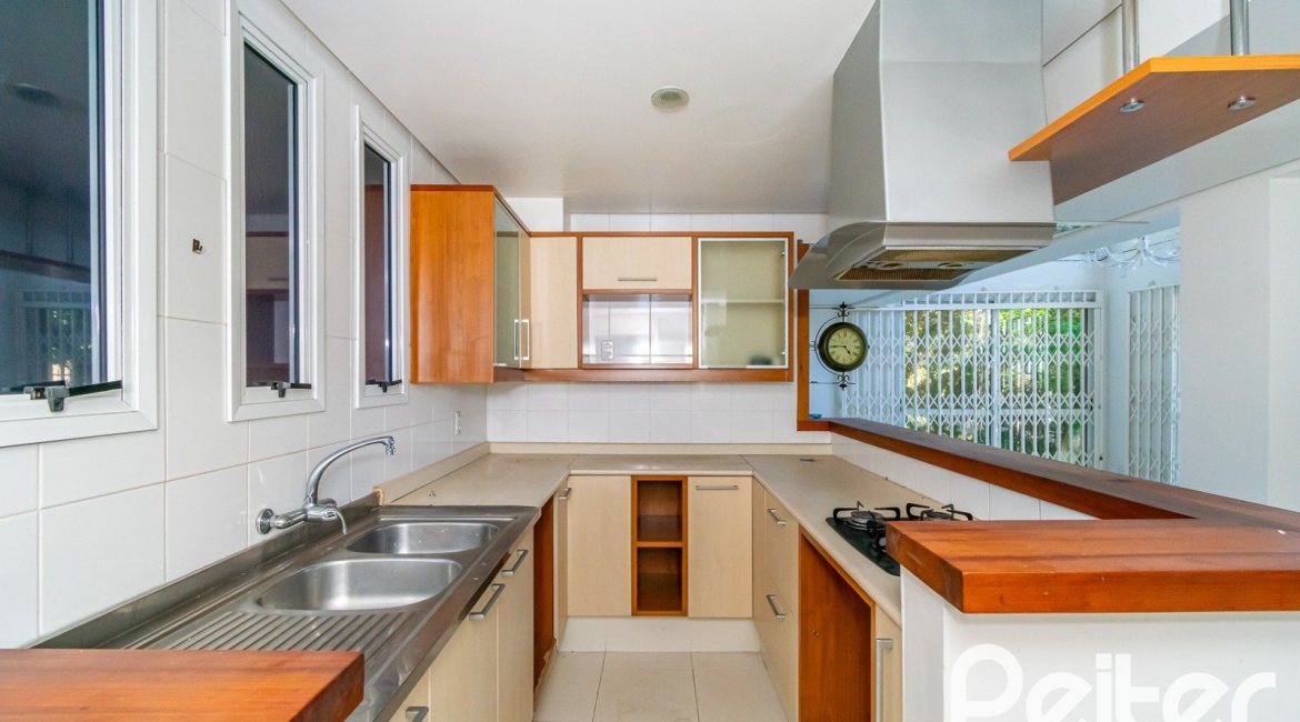 Casa à venda com 354m², 2 dormitórios, 2 suítes, 3 vagas, no bairro Sétimo Céu em Porto Alegre