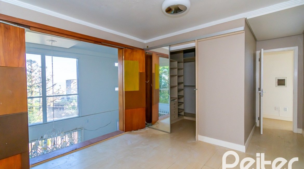 Casa à venda com 354m², 2 dormitórios, 2 suítes, 3 vagas, no bairro Sétimo Céu em Porto Alegre