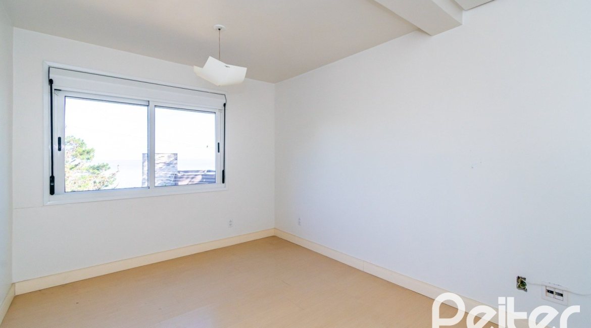 Casa à venda com 354m², 2 dormitórios, 2 suítes, 3 vagas, no bairro Sétimo Céu em Porto Alegre