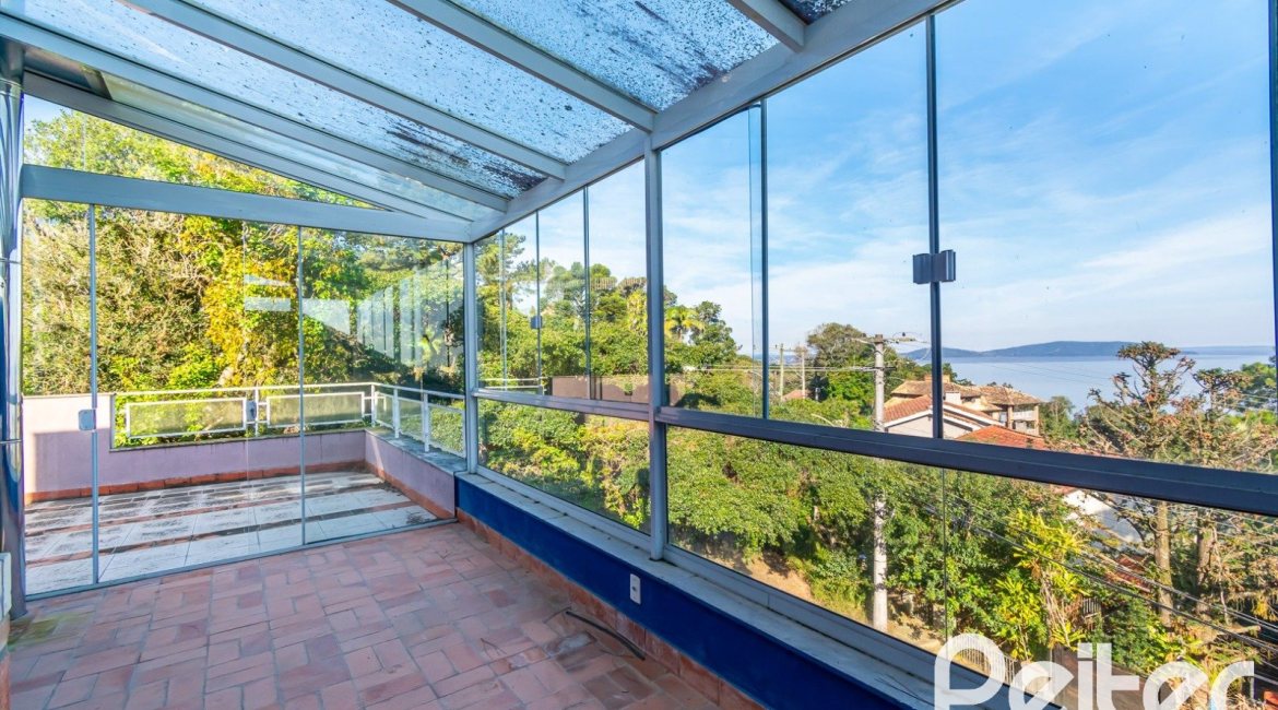 Casa à venda com 354m², 2 dormitórios, 2 suítes, 3 vagas, no bairro Sétimo Céu em Porto Alegre
