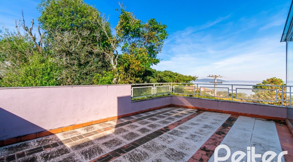 Casa à venda com 354m², 2 dormitórios, 2 suítes, 3 vagas, no bairro Sétimo Céu em Porto Alegre