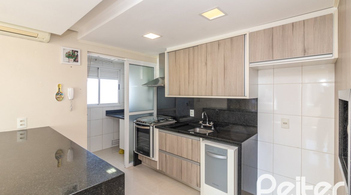 Apartamento à venda com 90m², 4 dormitórios, 1 suíte, 2 vagas, no bairro Tristeza em PORTO ALEGRE