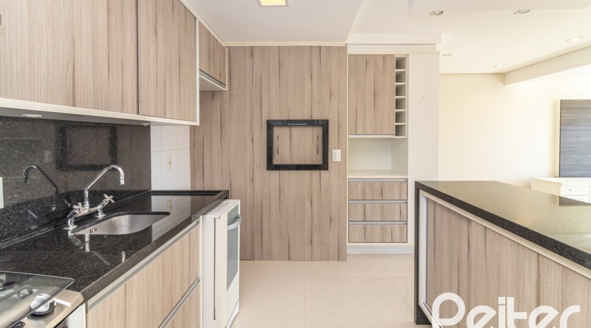 Apartamento à venda com 90m², 4 dormitórios, 1 suíte, 2 vagas, no bairro Tristeza em PORTO ALEGRE