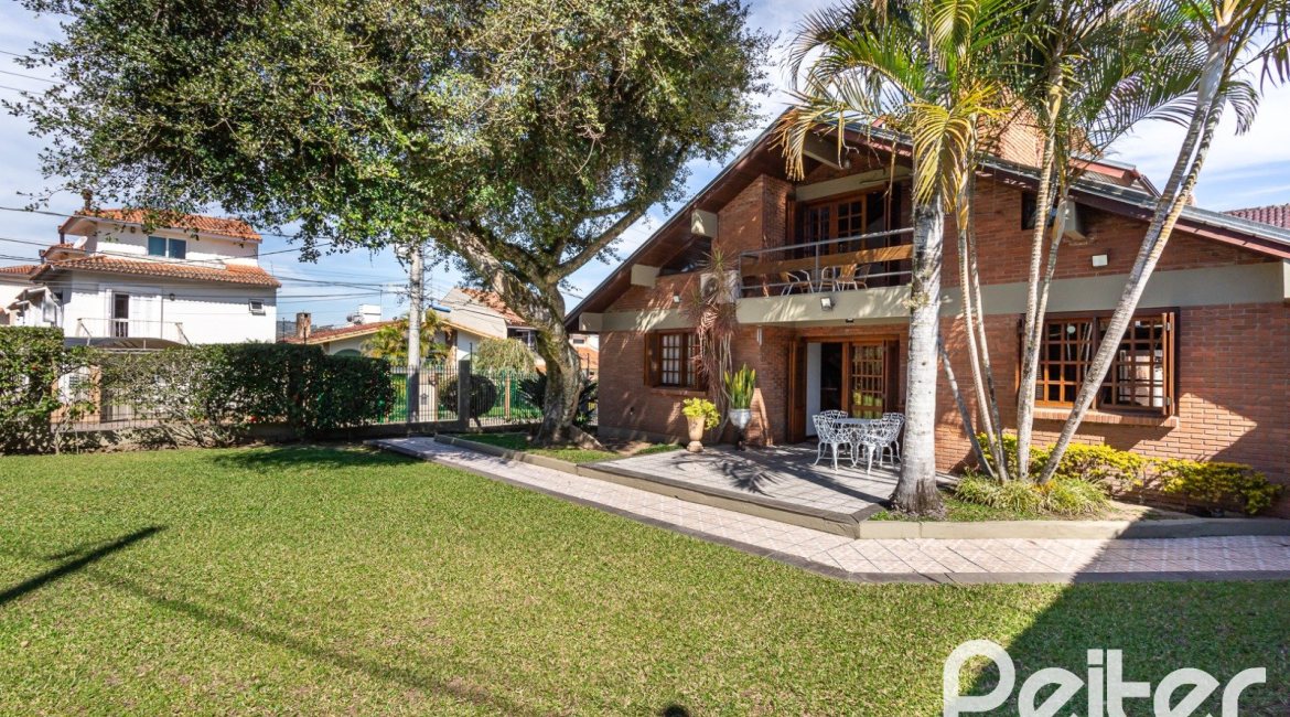 Casa à venda com 227m², 3 dormitórios, 1 suíte, 4 vagas, no bairro Ipanema em Porto Alegre