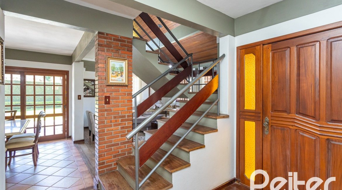 Casa à venda com 227m², 3 dormitórios, 1 suíte, 4 vagas, no bairro Ipanema em Porto Alegre