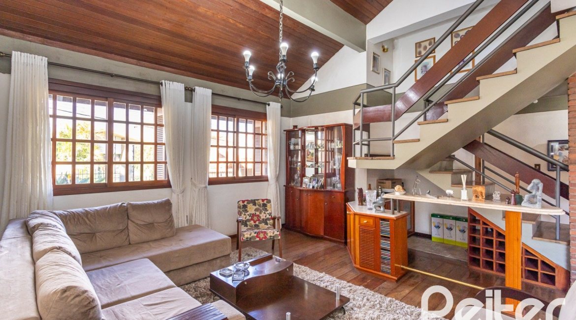 Casa à venda com 227m², 3 dormitórios, 1 suíte, 4 vagas, no bairro Ipanema em Porto Alegre