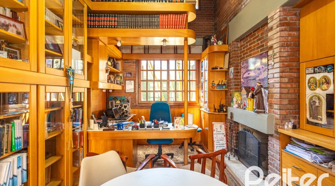 Casa à venda com 227m², 3 dormitórios, 1 suíte, 4 vagas, no bairro Ipanema em Porto Alegre