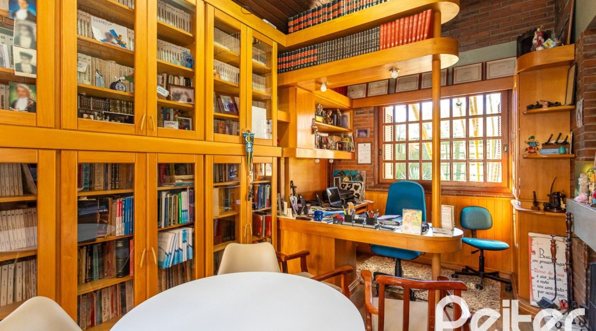 Casa à venda com 227m², 3 dormitórios, 1 suíte, 4 vagas, no bairro Ipanema em Porto Alegre