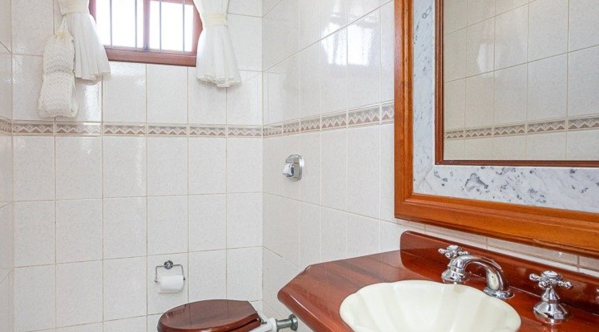 Casa à venda com 227m², 3 dormitórios, 1 suíte, 4 vagas, no bairro Ipanema em Porto Alegre