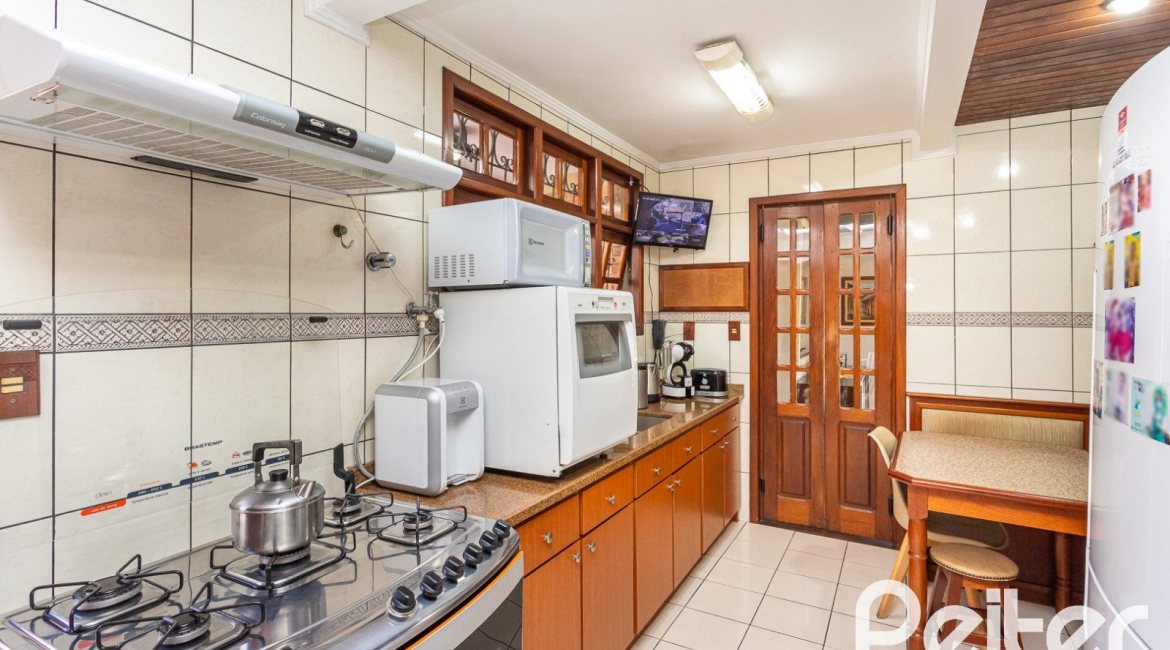 Casa à venda com 227m², 3 dormitórios, 1 suíte, 4 vagas, no bairro Ipanema em Porto Alegre