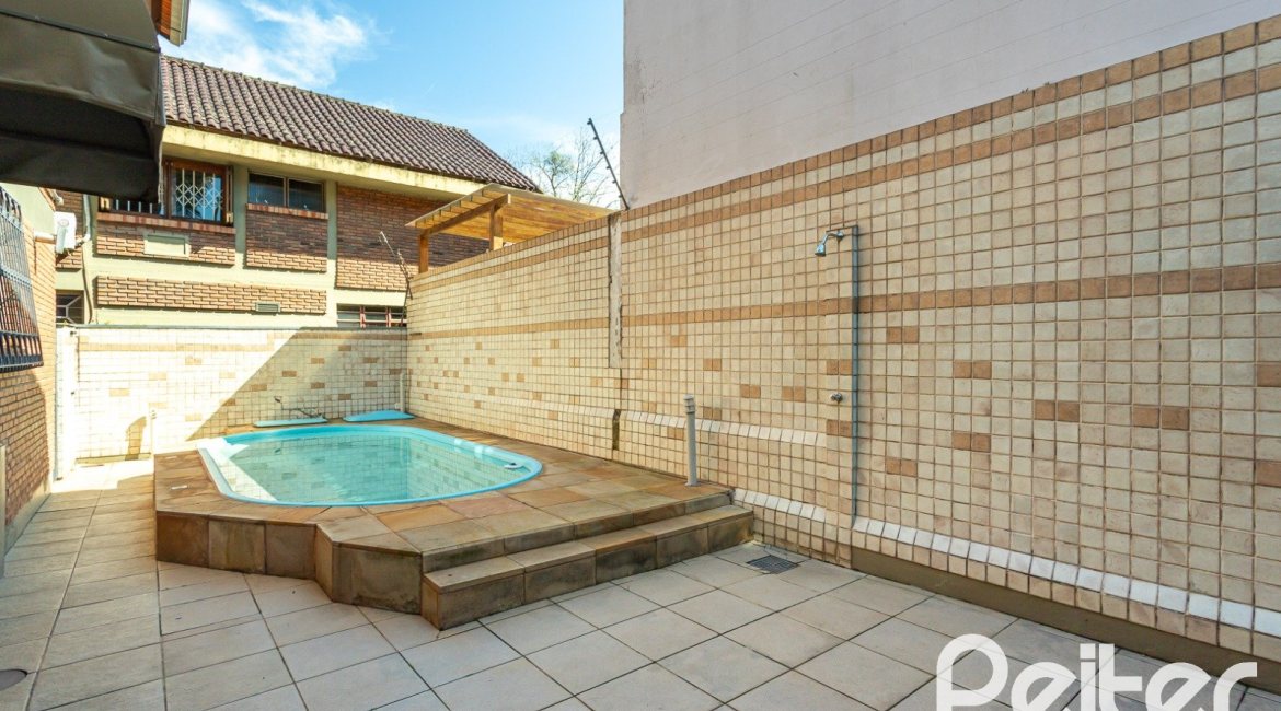 Casa à venda com 227m², 3 dormitórios, 1 suíte, 4 vagas, no bairro Ipanema em Porto Alegre