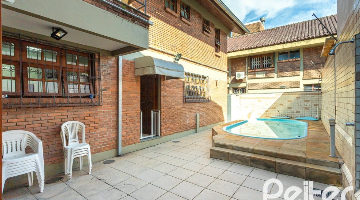 Casa à venda com 227m², 3 dormitórios, 1 suíte, 4 vagas, no bairro Ipanema em Porto Alegre