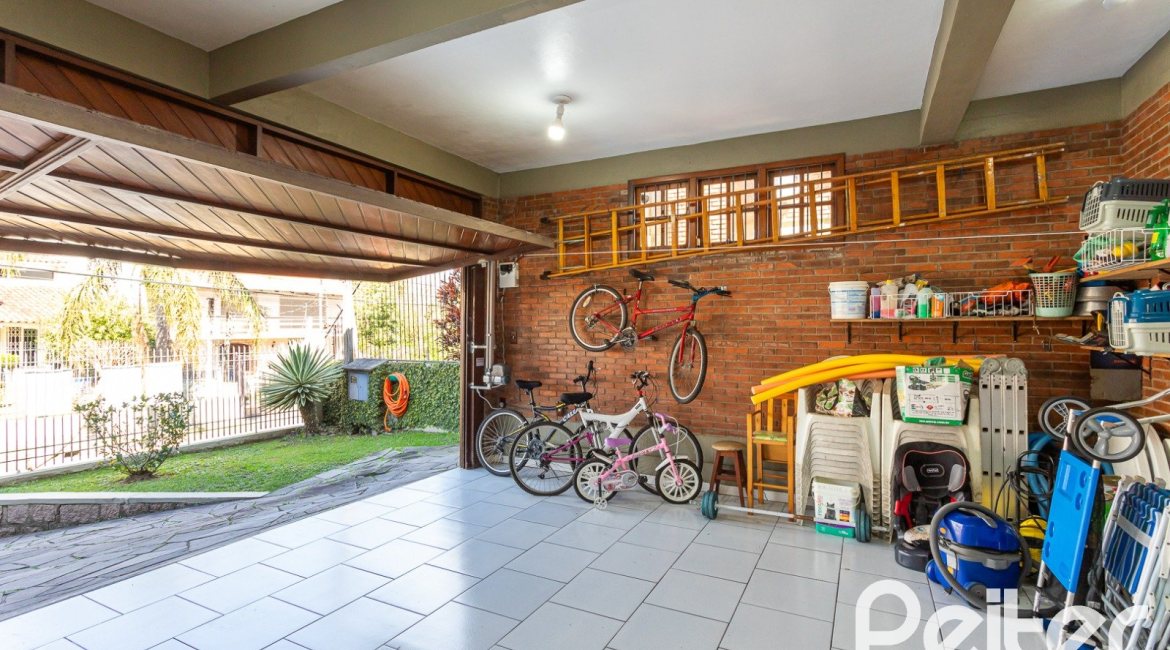 Casa à venda com 227m², 3 dormitórios, 1 suíte, 4 vagas, no bairro Ipanema em Porto Alegre