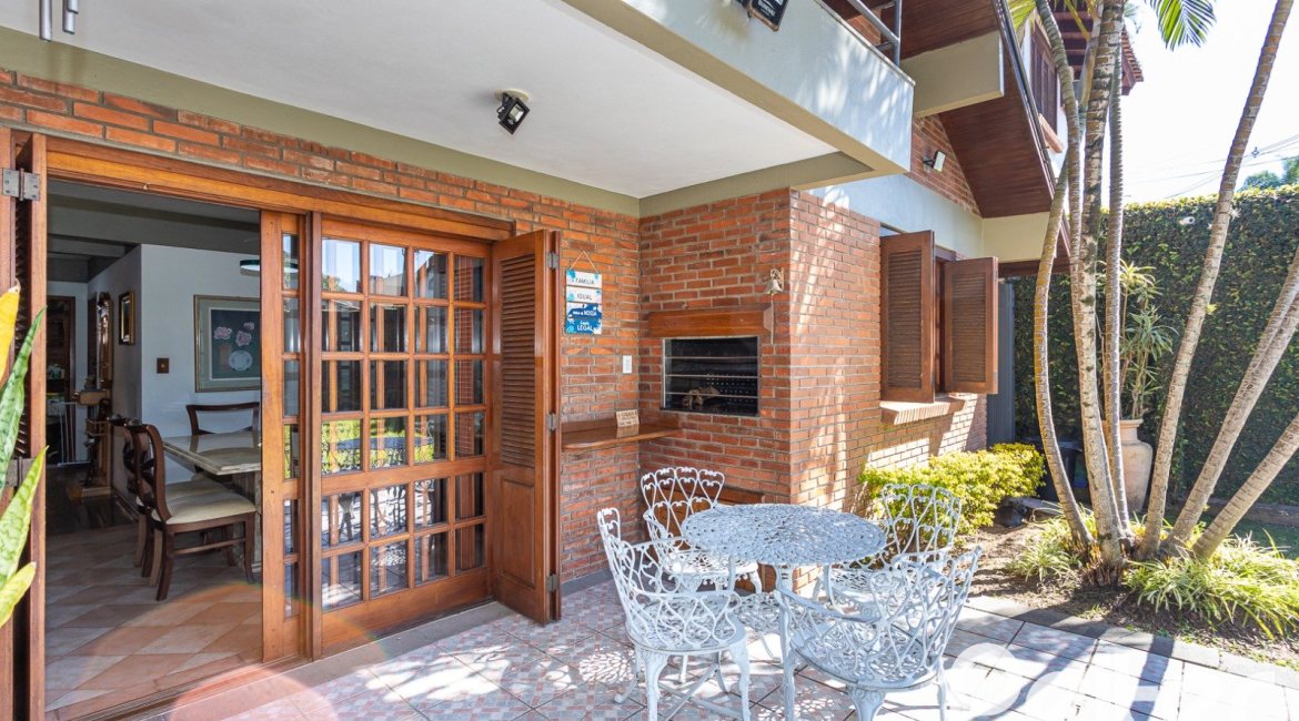 Casa à venda com 227m², 3 dormitórios, 1 suíte, 4 vagas, no bairro Ipanema em Porto Alegre