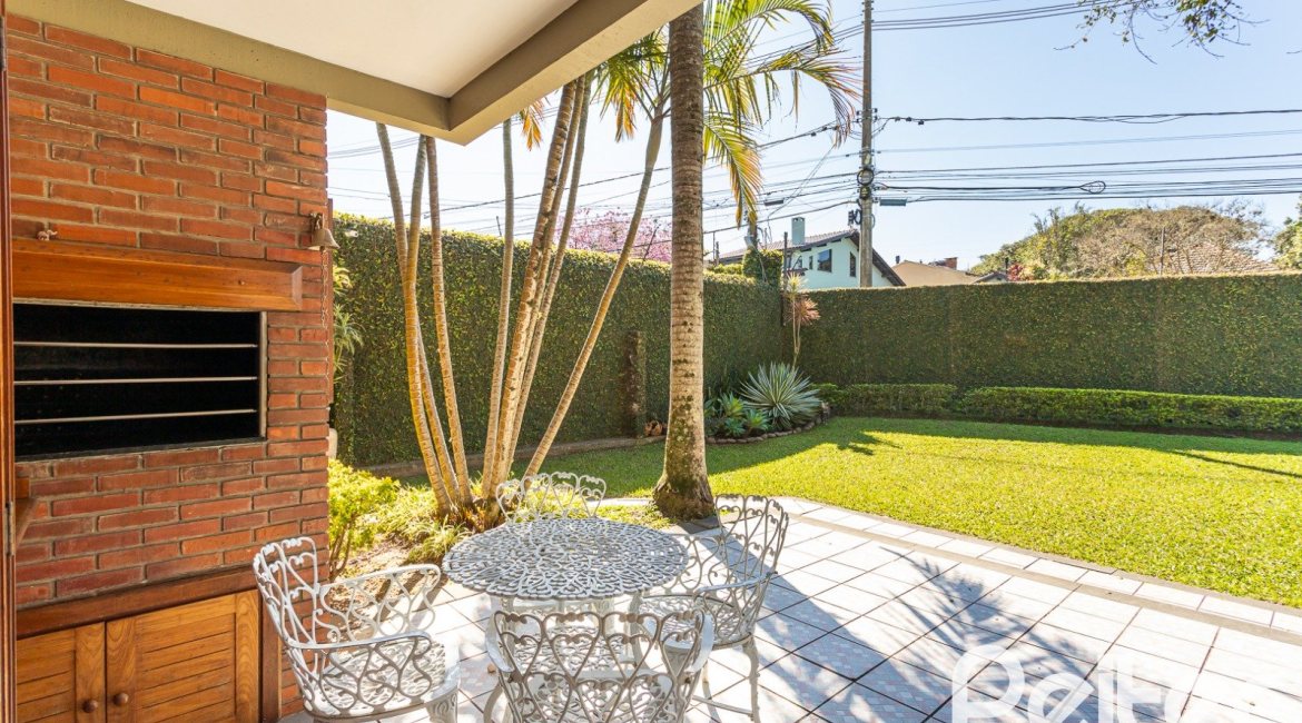 Casa à venda com 227m², 3 dormitórios, 1 suíte, 4 vagas, no bairro Ipanema em Porto Alegre