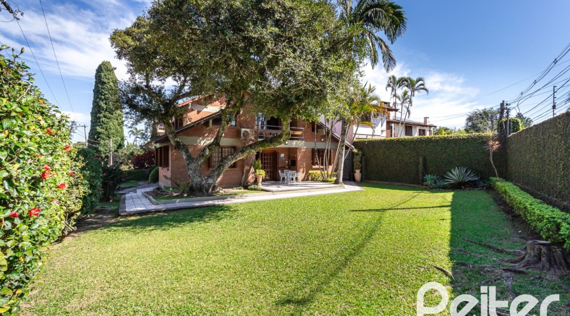 Casa à venda com 227m², 3 dormitórios, 1 suíte, 4 vagas, no bairro Ipanema em Porto Alegre
