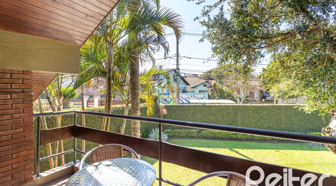 Casa à venda com 227m², 3 dormitórios, 1 suíte, 4 vagas, no bairro Ipanema em Porto Alegre