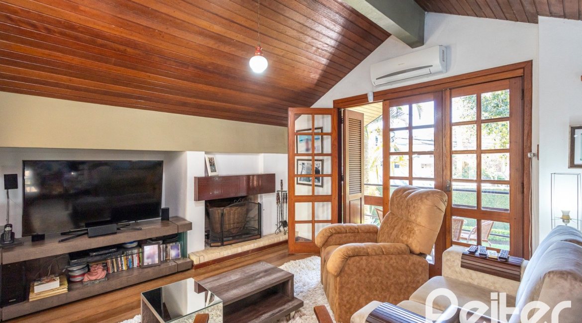 Casa à venda com 227m², 3 dormitórios, 1 suíte, 4 vagas, no bairro Ipanema em Porto Alegre