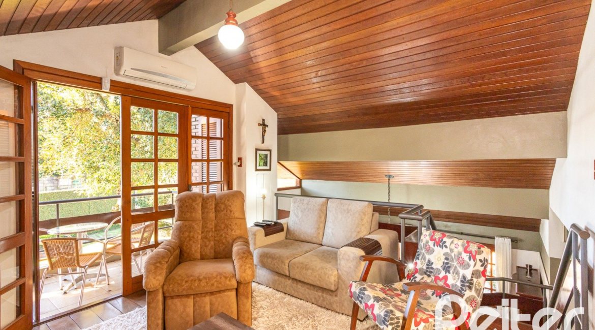 Casa à venda com 227m², 3 dormitórios, 1 suíte, 4 vagas, no bairro Ipanema em Porto Alegre