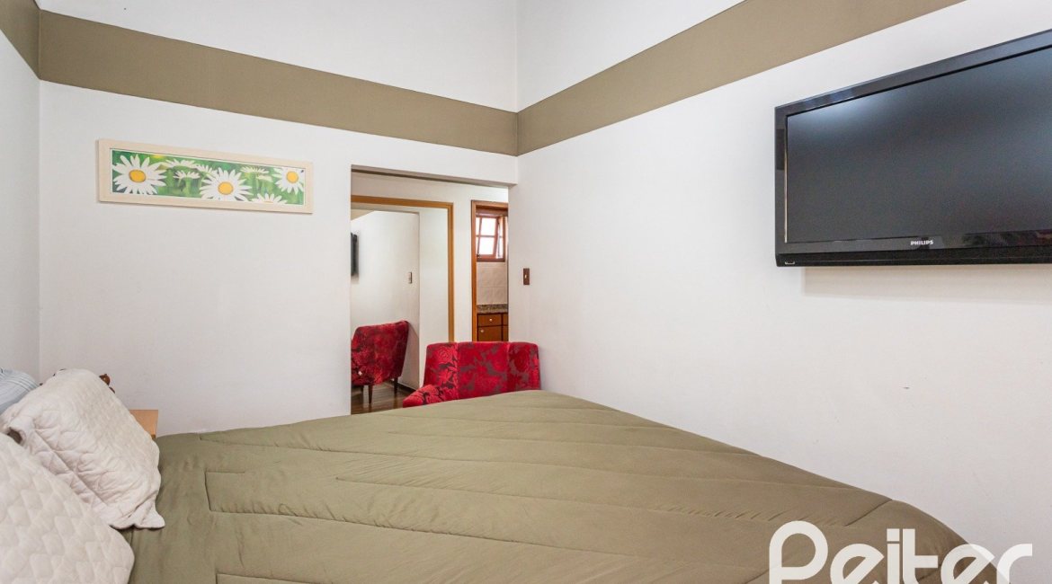 Casa à venda com 227m², 3 dormitórios, 1 suíte, 4 vagas, no bairro Ipanema em Porto Alegre