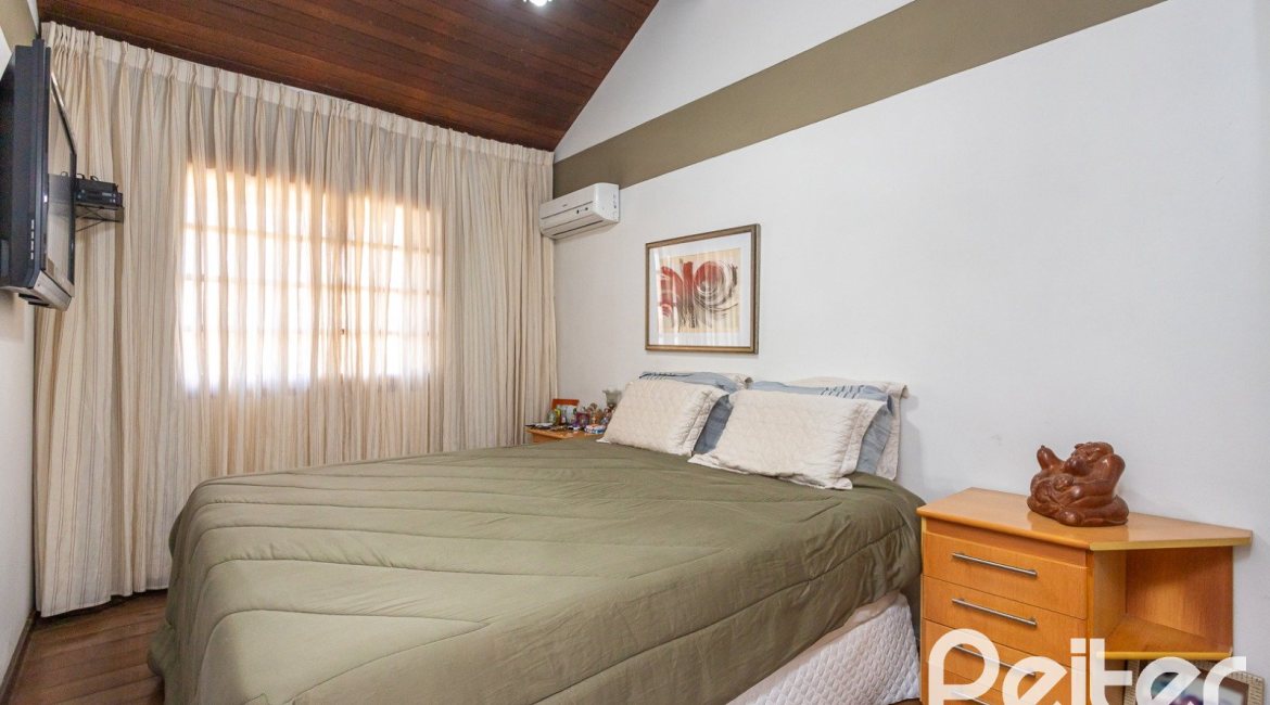 Casa à venda com 227m², 3 dormitórios, 1 suíte, 4 vagas, no bairro Ipanema em Porto Alegre