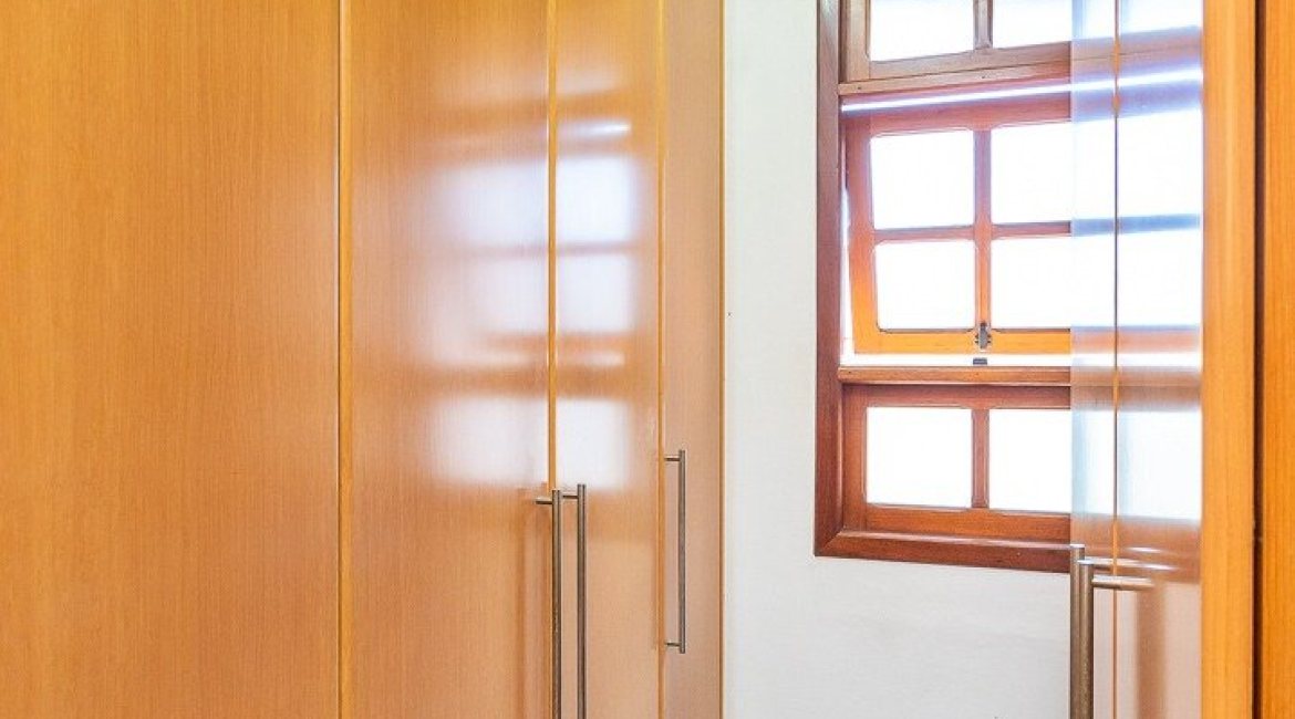 Casa à venda com 227m², 3 dormitórios, 1 suíte, 4 vagas, no bairro Ipanema em Porto Alegre